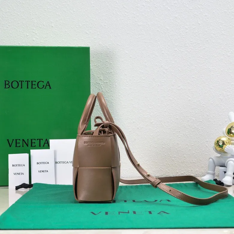 Batch 1420 BV Candy Arco super mini tote bag. The size of a mobile phone 😋 can only hold cuteness 🥰 I have always been fond of tote bags because it has no complicated design, is simple and neat, and can be easily matched with daily clothes. Key points, key points! It is equipped with a detachable shoulder strap, so you can match your different looks. It is full of texture. Size: 20*7*13 Style number: 9895#